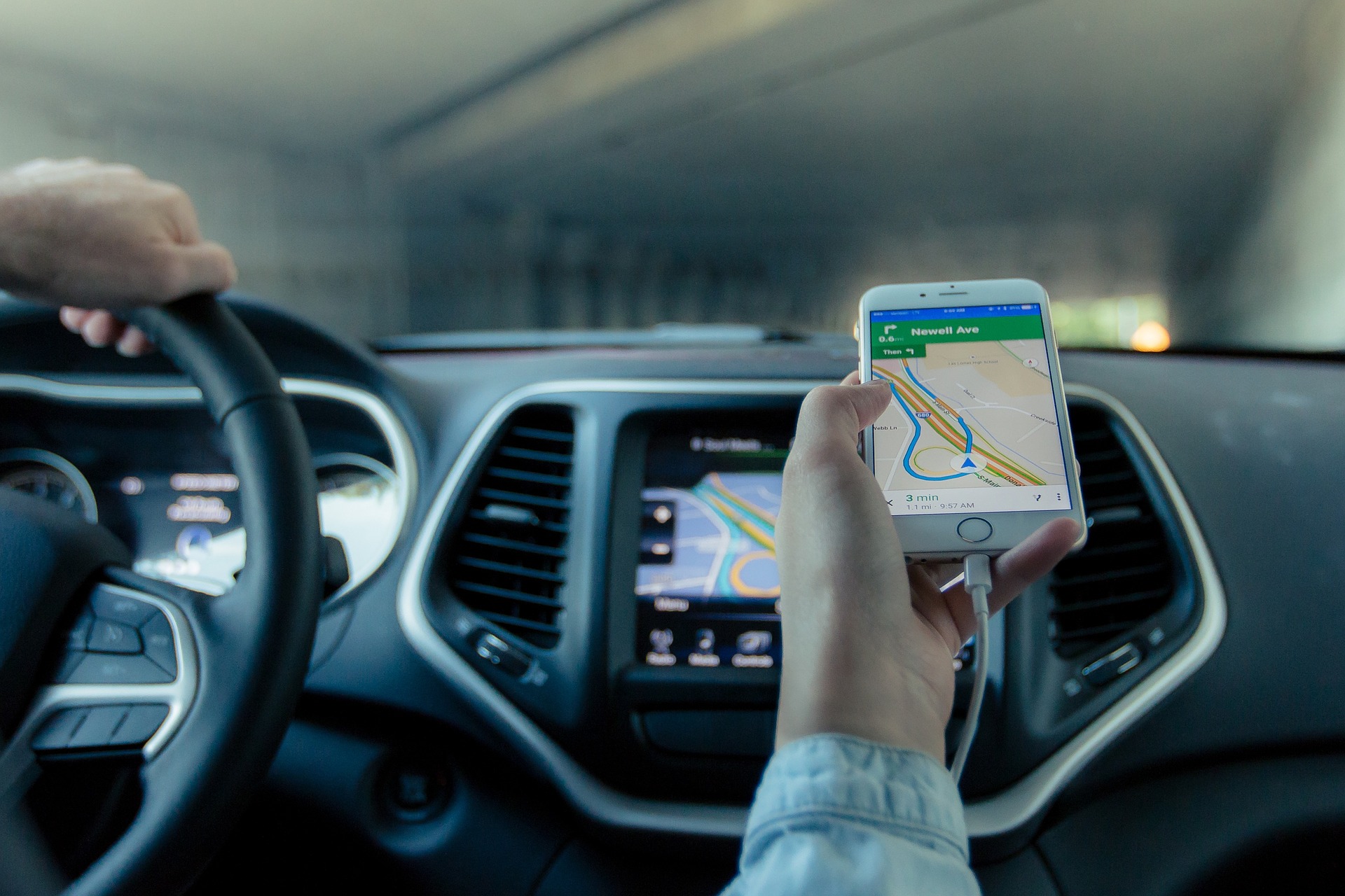 GPS pe telefon sau navigatie GPS? Care este cel mai bun GPS auto?